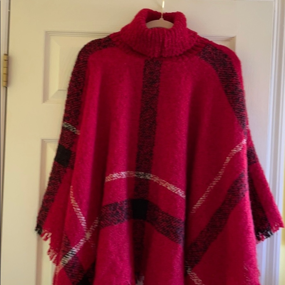 Poncho Cranberry, black,‎ white